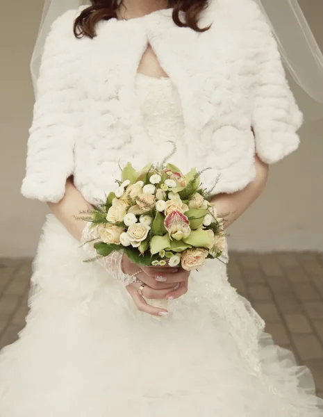 Braut im weißen Kleid mit Brautstrauß — Stockfoto