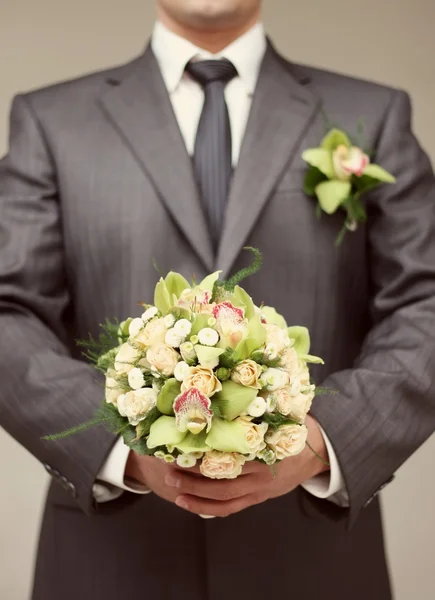 新郎は結婚式の花束を保持しています。 — ストック写真