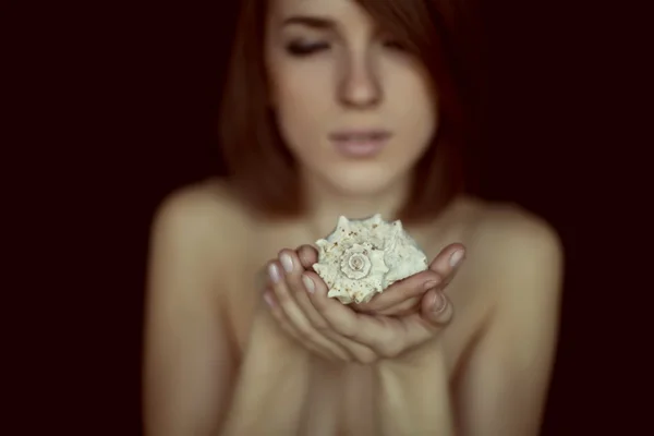 Ona ellerine seashell ile güzel kız — Stok fotoğraf