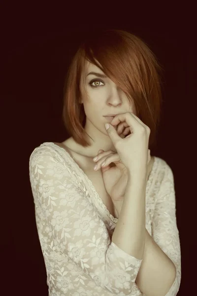 Dikey Kızıl saçlı kız olarak beyaz dantel elbise — Stok fotoğraf