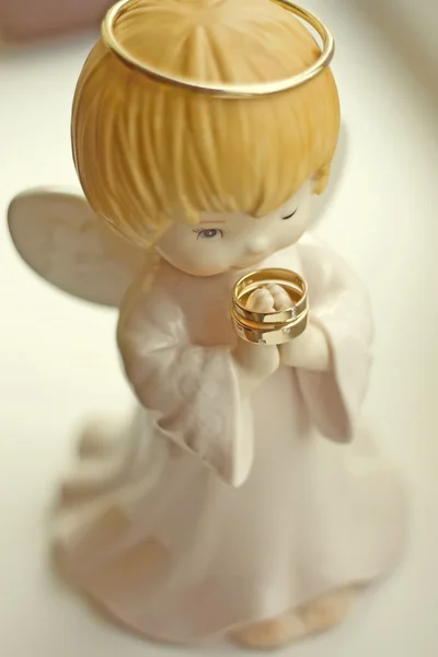 两个结婚戒指上的雕像天使 — 图库照片