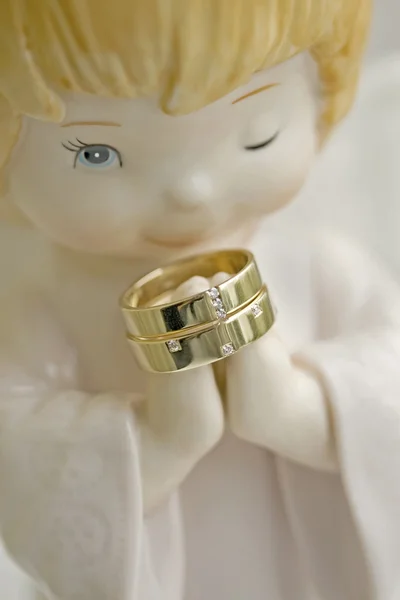 Anéis de casamento no anjo da estátua — Fotografia de Stock