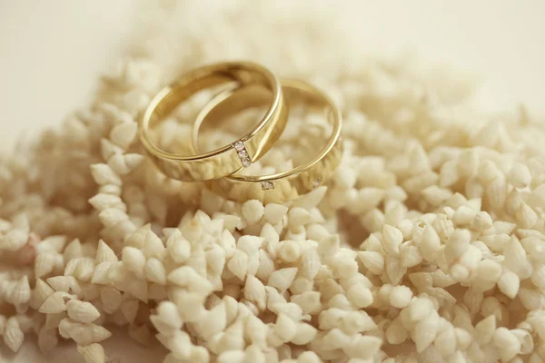 Wedding rings adorned with precious stones — Stock Photo, Image