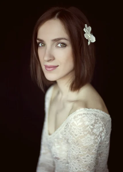 Retrato de uma menina bonita em um vestido de renda branca — Fotografia de Stock