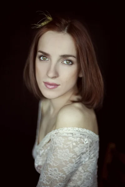 Porträtt av en vacker flicka i en vit spets klänning — Stockfoto