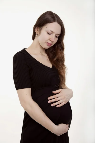 Красива вагітна жінка в чорній сукні — стокове фото