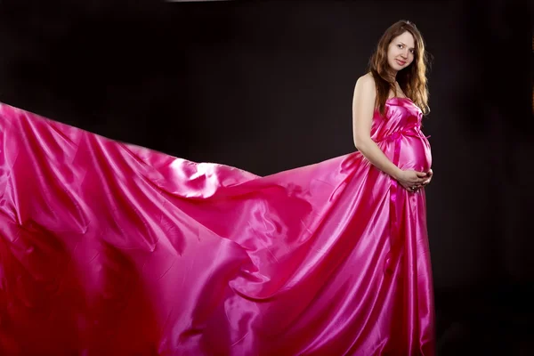 Szép terhes lány rózsaszín ruha — Stock Fotó