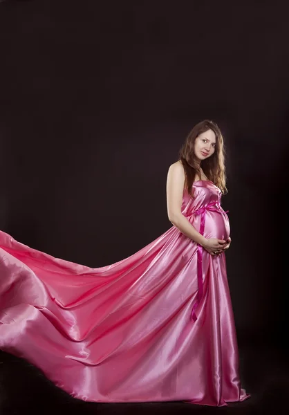 Pembe elbiseli güzel hamile kız — Stok fotoğraf