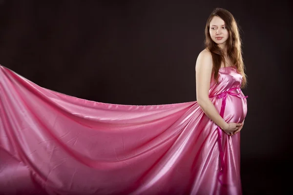 Szép terhes lány rózsaszín ruha — Stock Fotó
