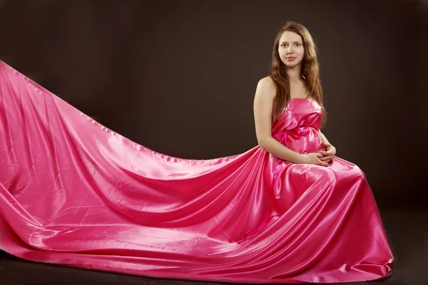 Hermosa chica embarazada en un vestido rosa — Foto de Stock