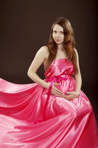 Belle fille enceinte dans une robe rose — Photo