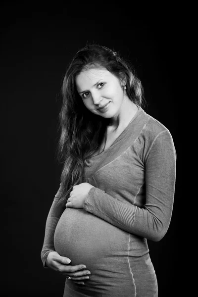 Gri elbiseli güzel bir hamile kadın — Stok fotoğraf