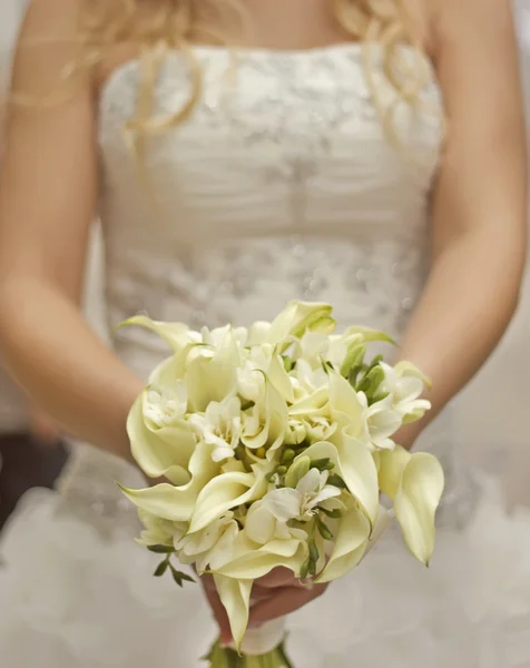 Nevěsta v bílých šatech s svatební kytice — Stock fotografie