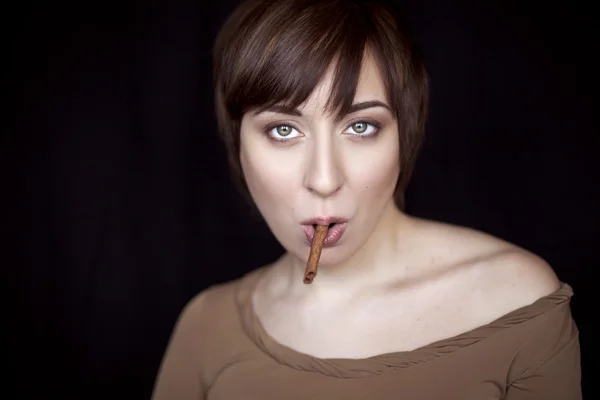 Chica con maquillaje en tonos de marrón y canela en una mano — Foto de Stock