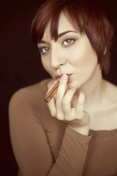 Flicka med smink i olika nyanser av brunt och kanel i en hand — Stockfoto