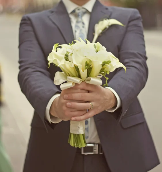 El novio está sosteniendo un ramo de bodas — Foto de Stock