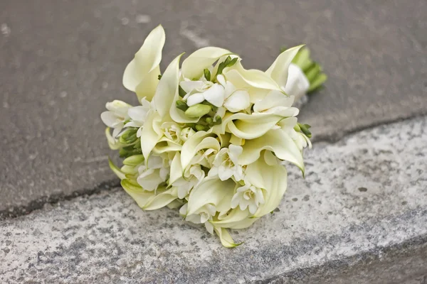 Brautstrauß aus weißen Blumen — Stockfoto