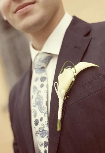 Lo sposo con il fiore sulla giacca — Foto Stock