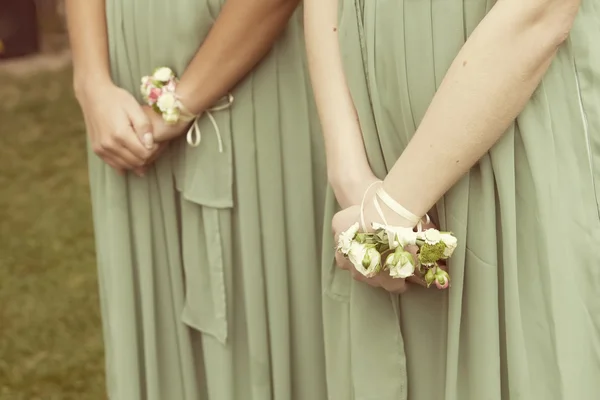 Ruce svědků do svatební kytice — Stock fotografie