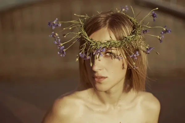 Menina bonita com uma coroa de flores de milho — Fotografia de Stock