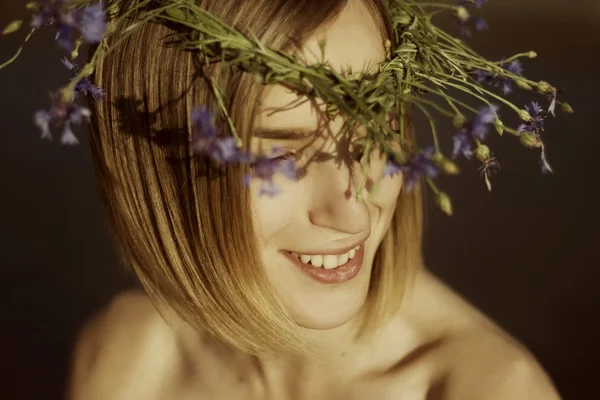 Chica bonita con una corona de acianos en el pelo — Foto de Stock