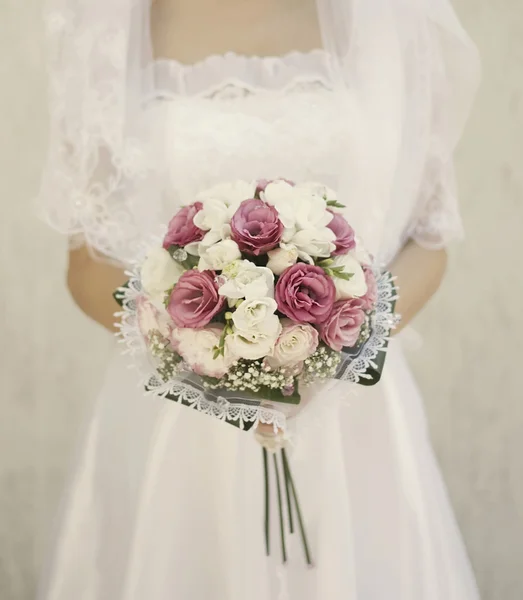 Bruden i en vit klänning med en bröllop bukett — Stockfoto