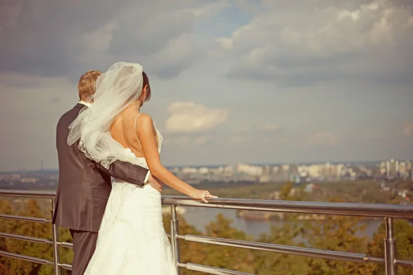 A noiva e o noivo admirando as vistas da cidade — Fotografia de Stock