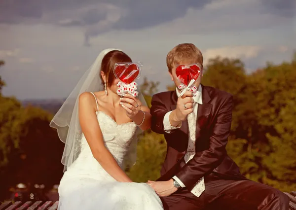 Bruden och brudgummen i en park — Stockfoto
