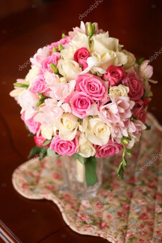 Bridal bouquet of pink and white roses on the table — Stock Photo ...