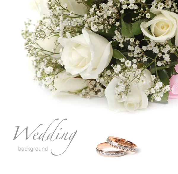 Svatební prsteny a kytice růží — Stock fotografie