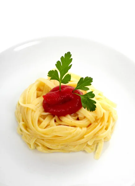 Těstoviny s rajčatovou omáčkou — Stock fotografie