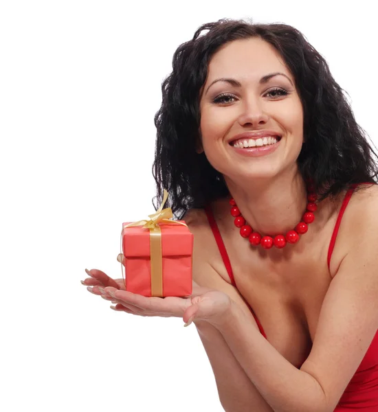 Красивая женщина с коробкой подарков — стоковое фото