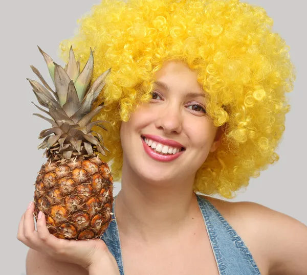 Mulher bonita com abacaxi — Fotografia de Stock