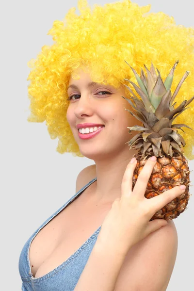 Belle femme avec ananas — Photo