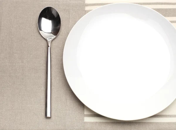 Пустая тарелка с ложкой — стоковое фото