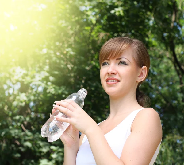 带瓶水的女人 — 图库照片
