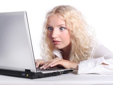 Genç sarışın bir kadın ile laptop