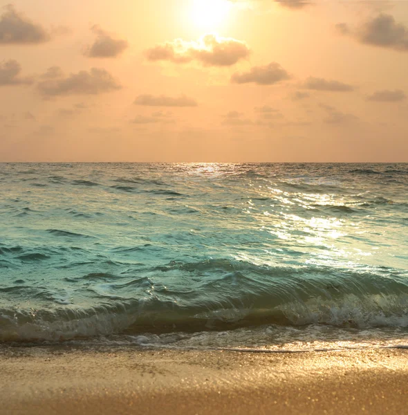 Puesta de sol de oro en el mar — Foto de Stock