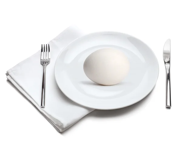 Colher, garfo e prato com ovo — Fotografia de Stock