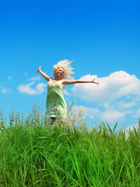 Young woman under blue sky — Stock Photo, Image