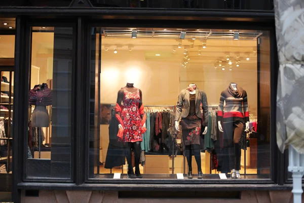 Boutique window with dressed mannequins — Stock Photo, Image