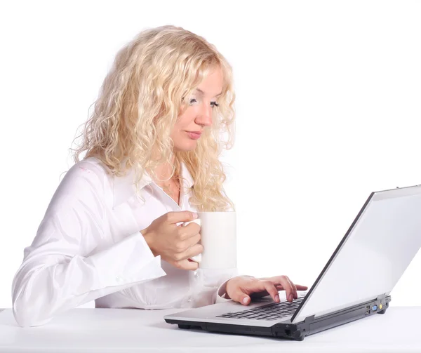 Mujer rubia joven con portátil — Foto de Stock