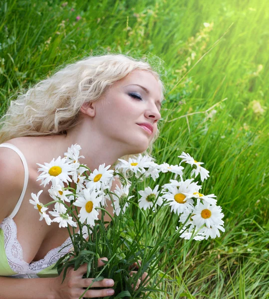 花を持つ美しい女性 — ストック写真