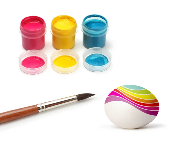 Huevo con pincel y colores — Foto de Stock