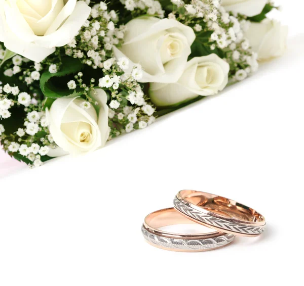 Anelli nuziali e bouquet di rose — Foto Stock