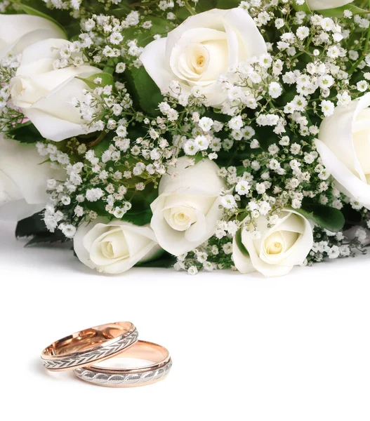 Anéis de casamento e rosas — Fotografia de Stock