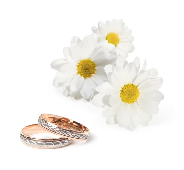 결혼 반지와 꽃 — 스톡 사진