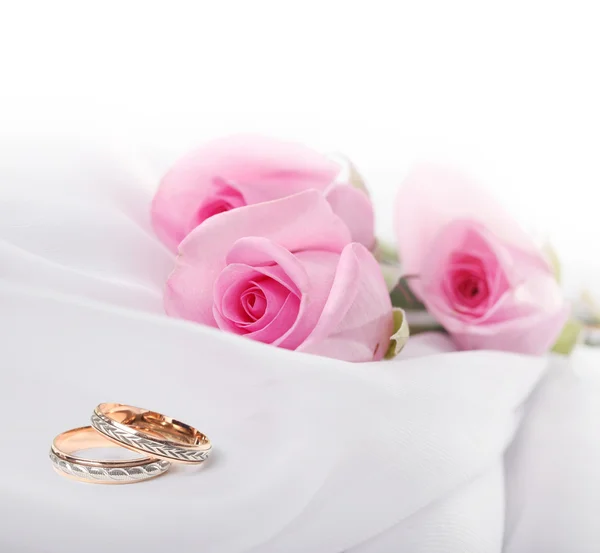 Trouwringen en rozen boeket — Stockfoto