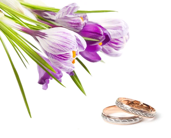 Anéis de casamento e flor — Fotografia de Stock