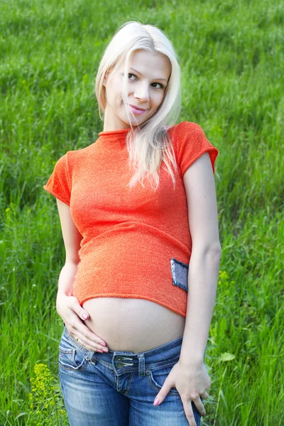 Открытый портрет красивой беременной женщины — стоковое фото